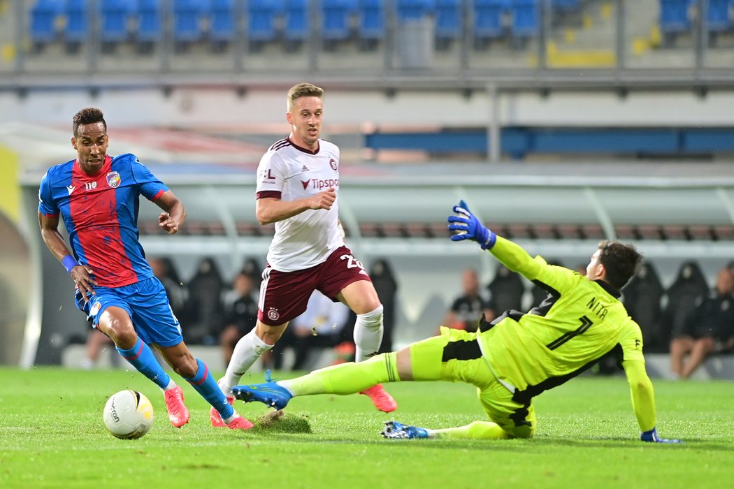 Jhon Mosquera obešel Florina Nitu a vstřelil druhý gól Plzně