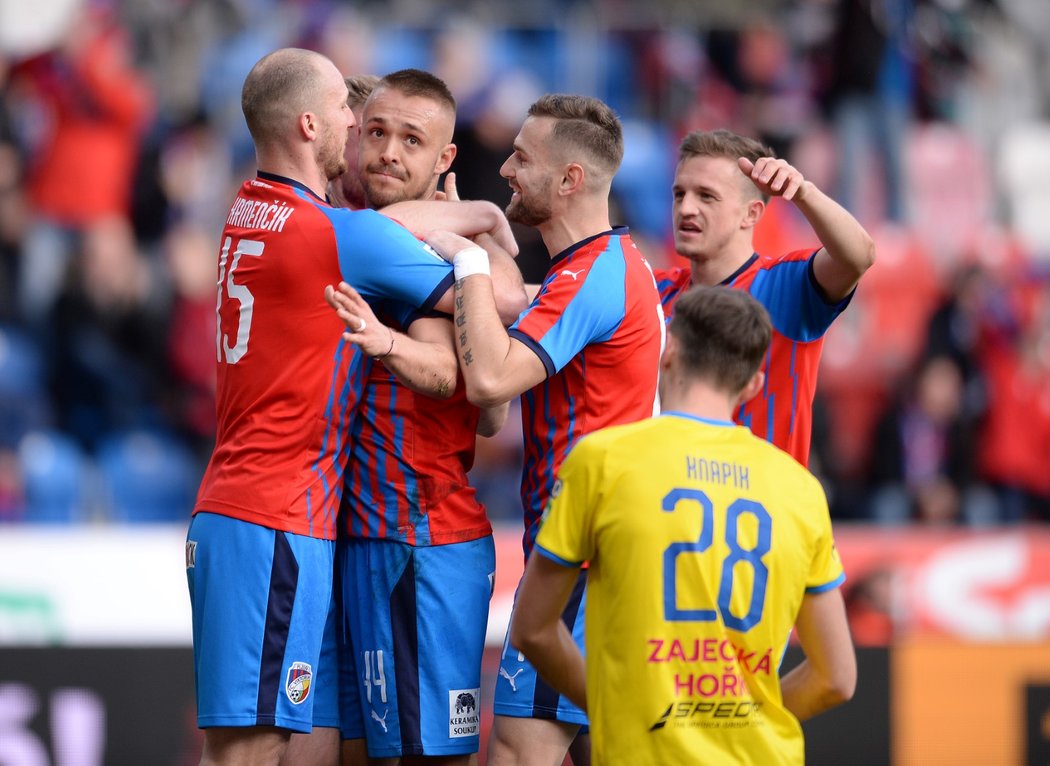 Plzeňští fotbalisté se radují z branky proti Teplicím, kterou vstřelil stoper Luděk Pernica