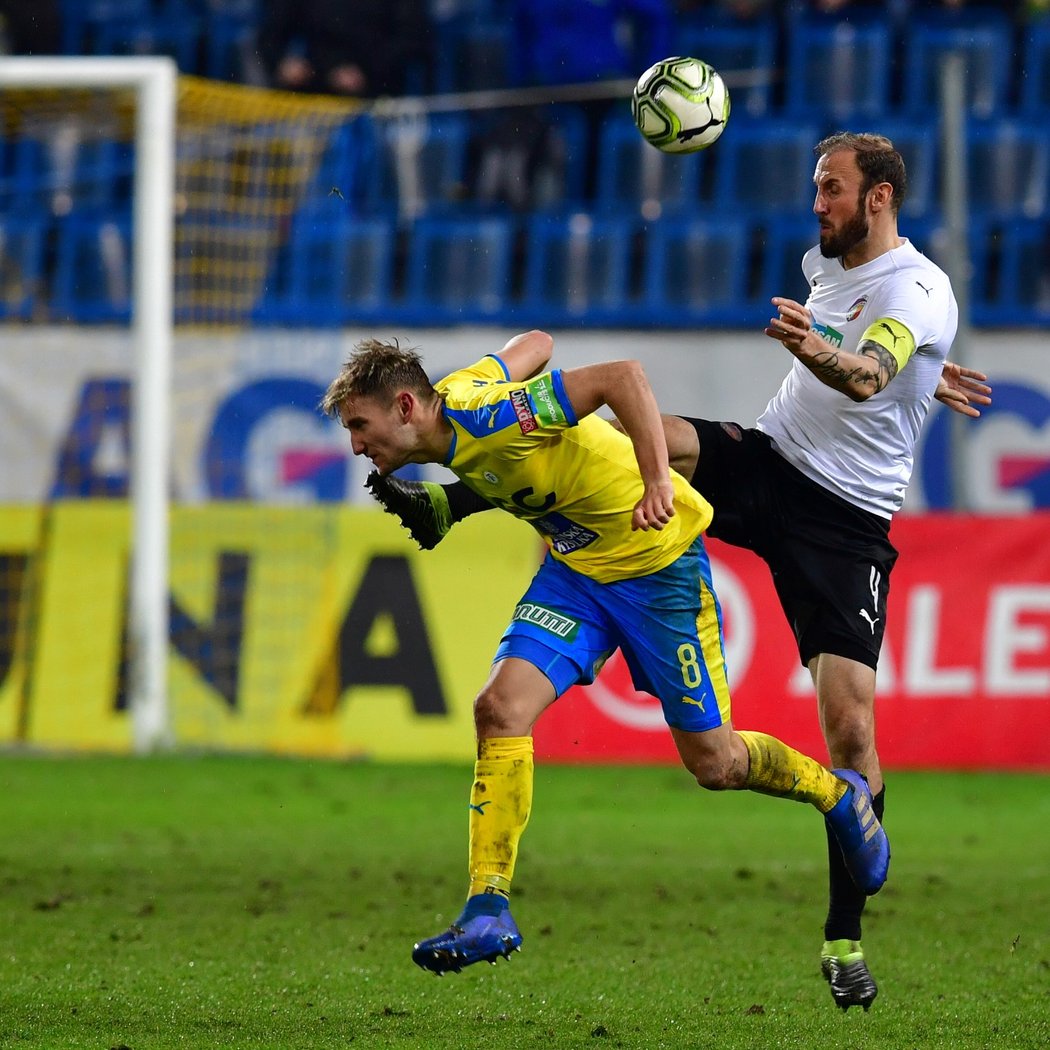 Plzeňský stoper Roman Hubník v ostrém souboji s Janem Kuchtou v duelu s Teplicemi