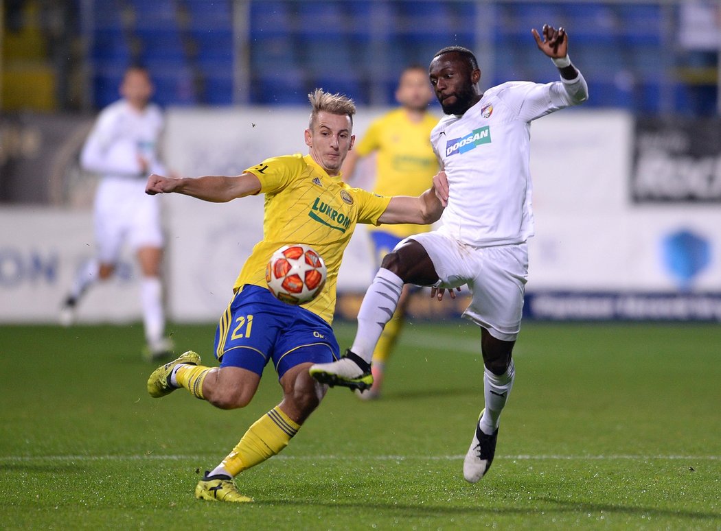 Joel Kayamba (vpravo) v souboji o míč s Josefem Hnaníčkem