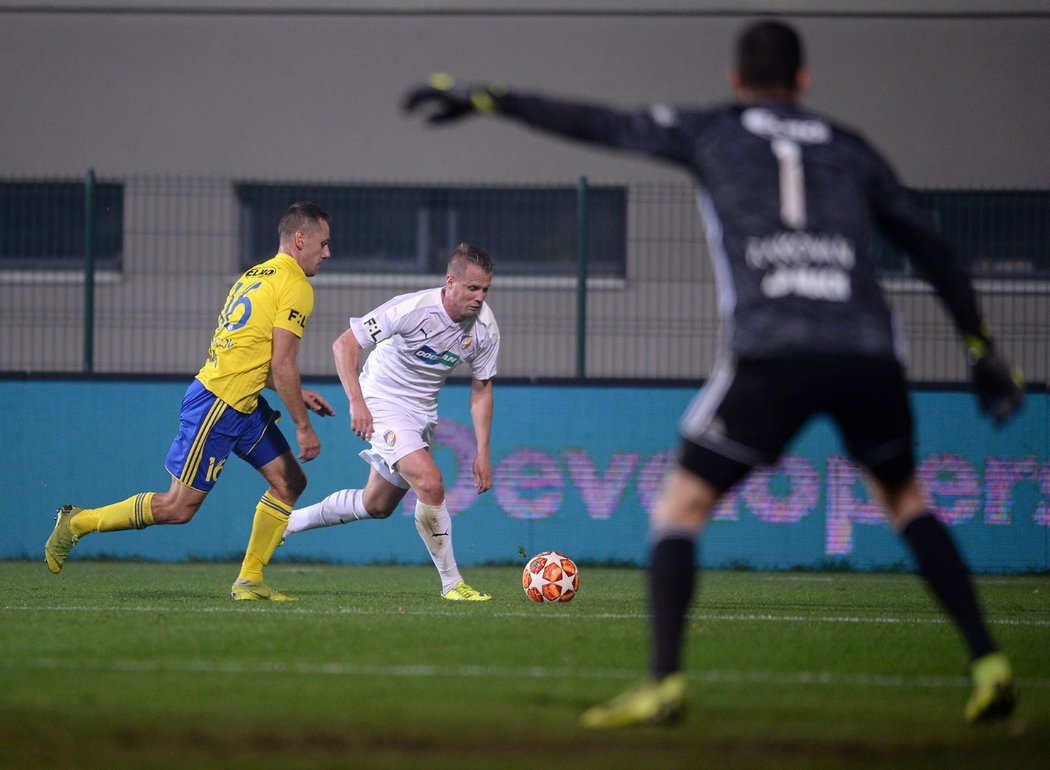 Plzeňský David Limberský se pokouší pláchnout zlínskému Róbertu Matejovovi