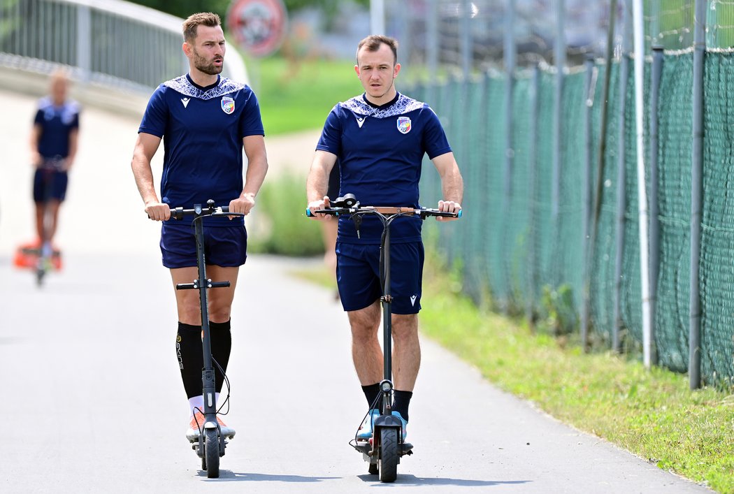 Radim Řezník a Miroslav Káčer na koloběžce