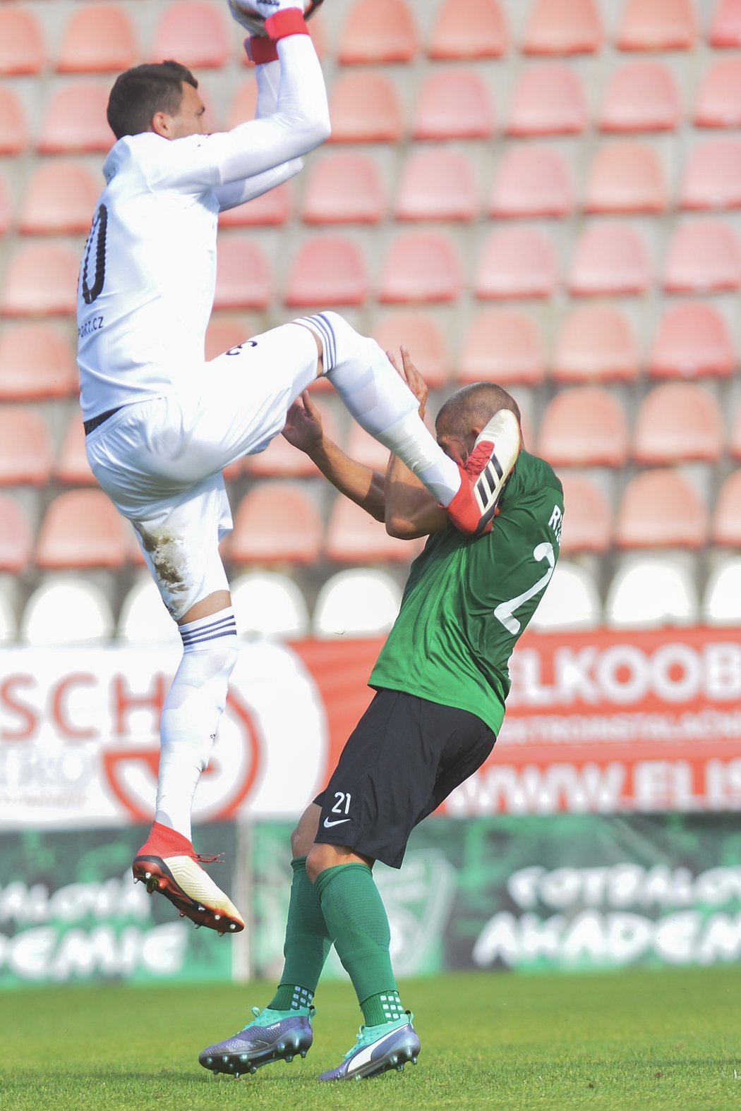 Brankář Bohemians 1905 Tomáš Fryšták škaredě zasáhl kopačkou příbramského Jana Rezka