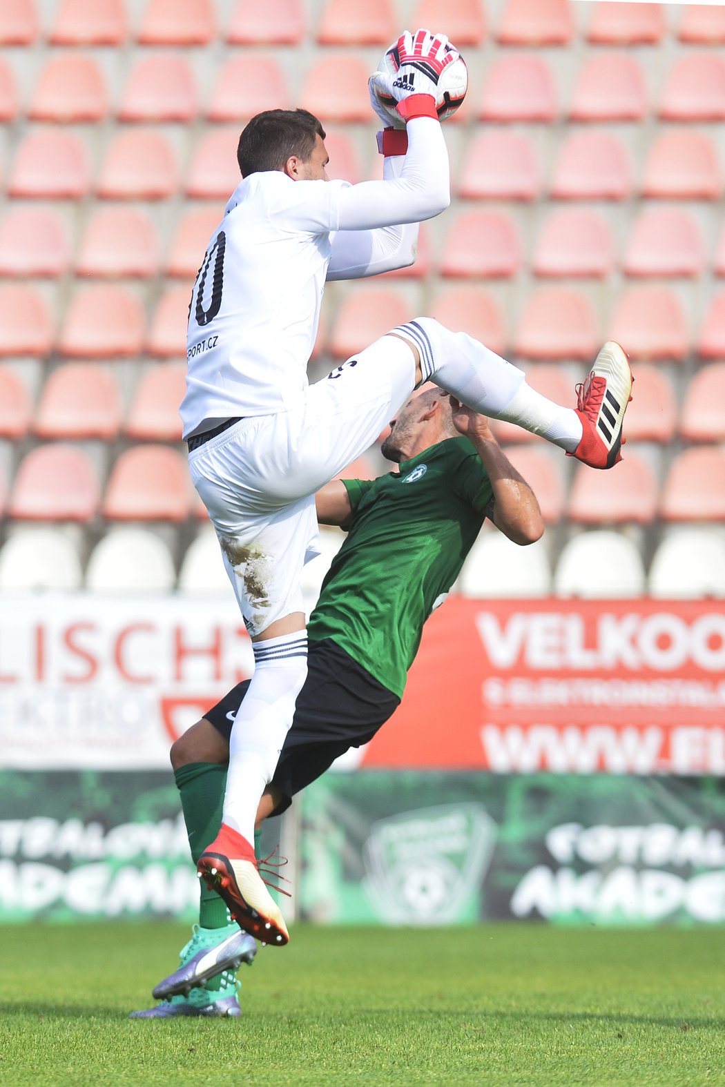 Tomáš Fryšták z Bohemians 1905 může být rád, že se příbramskému Janu Rezkovi nic vážného nestalo