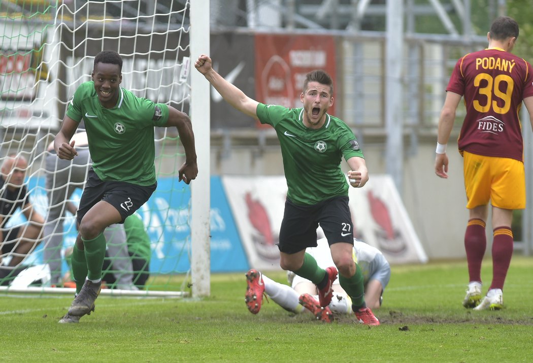 Zleva autor gólu Ibrahim Keita z Příbrami a Radek Voltr z Příbrami se radují z vyrovnání na 1:1