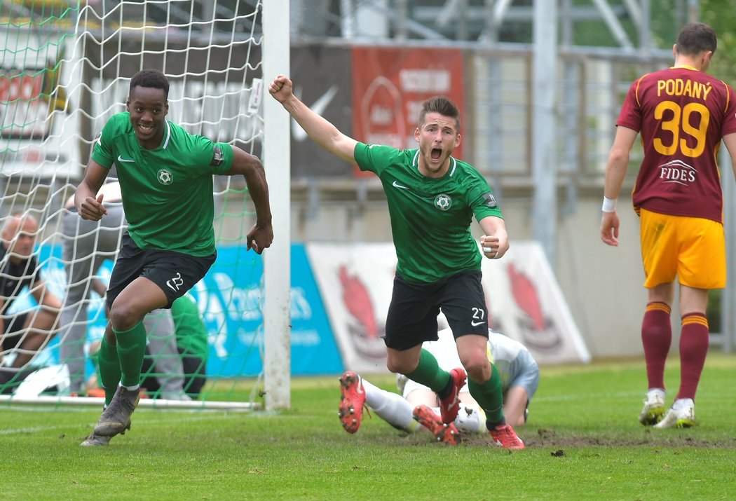 Ibrahim Keita (vlevo), Radek Voltr (uprostřed), Jakub Podaný (vpravo) po vyrovnávací brance Příbrami v utkání s Duklou