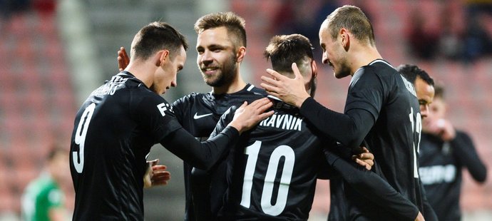 Fotbalisté Jablonce se radují z úžasného gólu Jakuba Považance z přímého kopu, který završil skóre na konečných 6:0