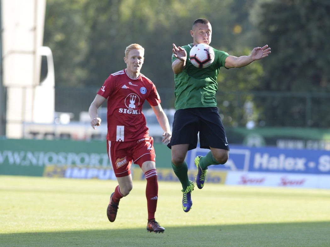 Příbramský útočník Miroslav Slepička si kryje míč před olomouckým Václavem Jemelkou