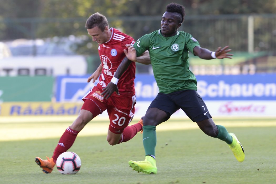 Zleva Šimon Falta z Olomouce a Emmanuel Antwi z Příbrami