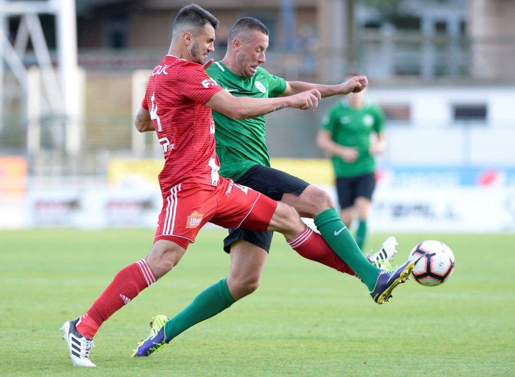 Miroslav Slepička (vpravo) v souboji s olomouckým obráncem Janem Kotoučem