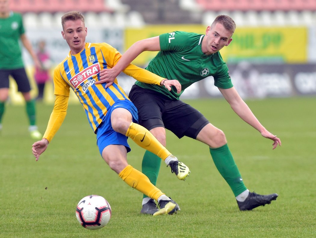 Jakub Janetzký (vlevo) v souboji s příbramským Romanem Květem