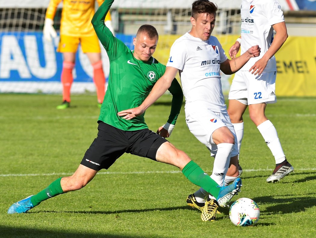 Zleva Matěj Polidar z Příbrami a Jakub Pokorný z Ostravy v utkání FORTUNA:LIGY