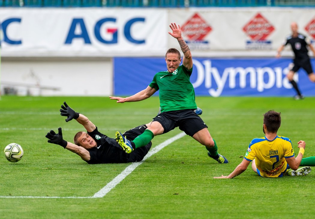 Zleva brankář Příbrami Martin Melichar, Michailo Cmiljanovič z Příbrami a Patrik Žitný z Teplic, který střílí gól v utkání 30. kola FORTUNA:LIGY