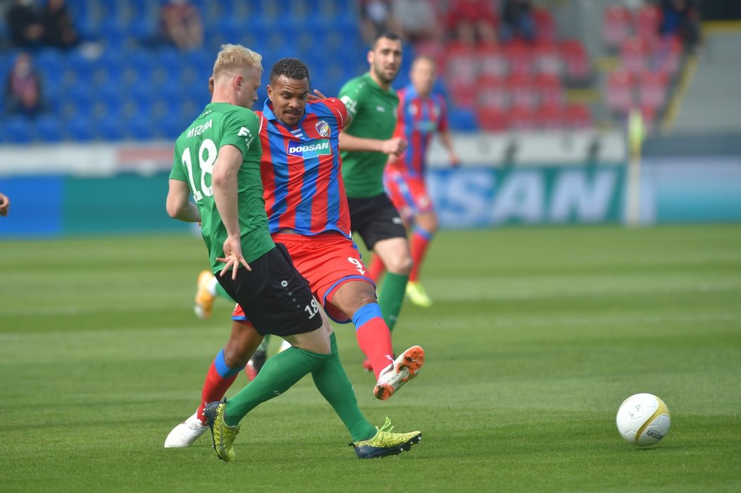 Plzeňský útočník Jean-David Beauguel dotírá na příbramského obránce