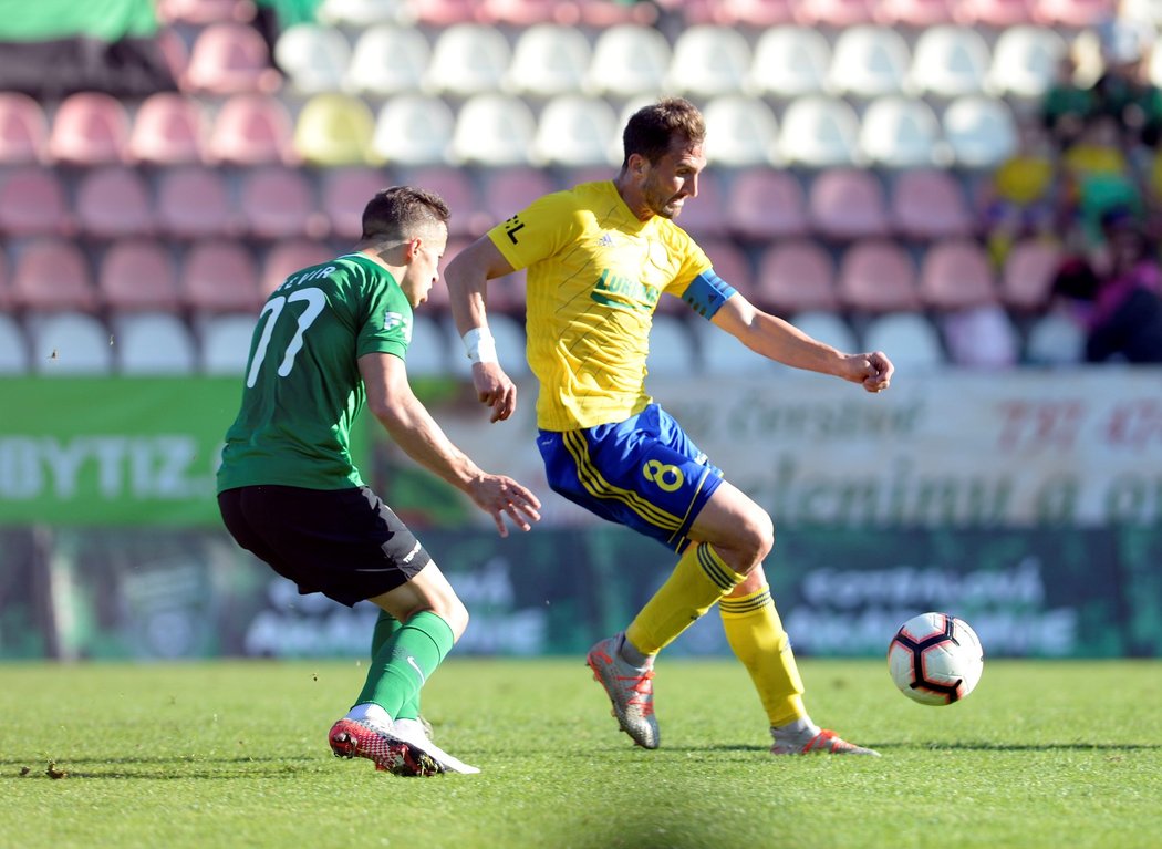 Proti zlínskému Petru Jiráčkovi (v žlutém) vystupuje příbramský Marko Alvir