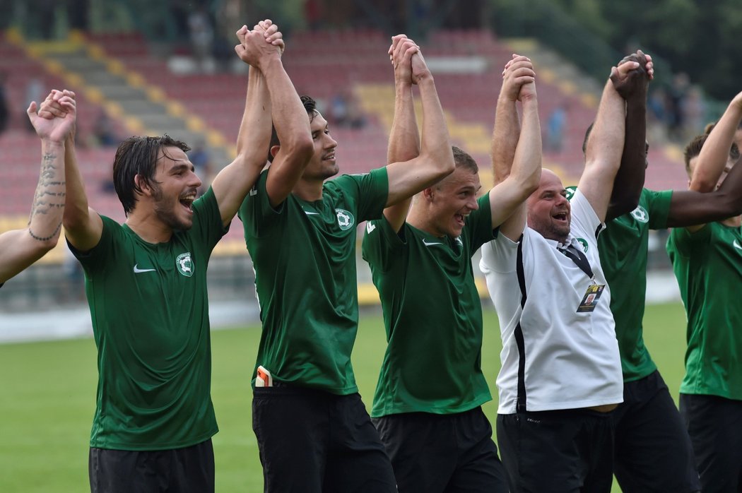 Děkovačka hráčů Příbrami po vítězném zápase nad Jabloncem