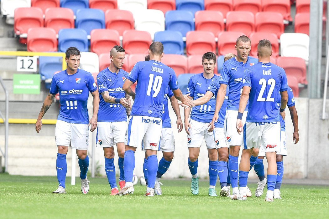 Fotbalisté Baníku se radují z gólu v generálce proti polskému Górniku Zabrze