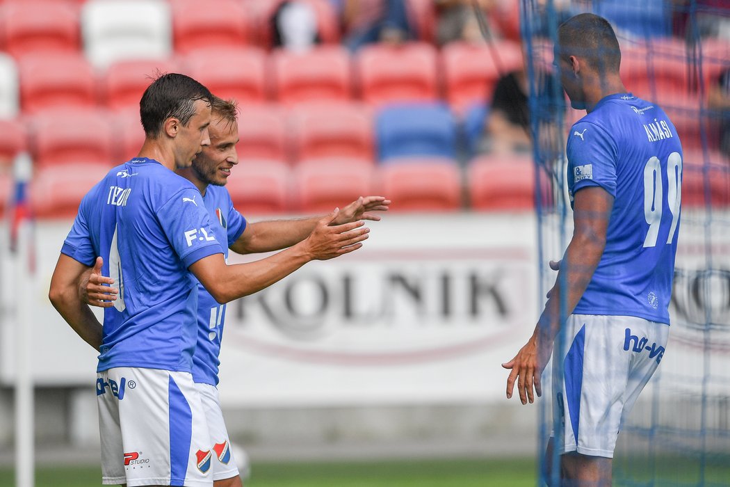 Fotbalisté Baníku se radují z gólu v generálce proti polskému Górniku Zabrze