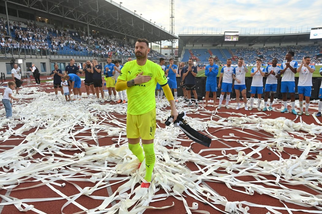 Jan Laštůvka dostal dres na památku k jeho nedávným 40. narozeninám