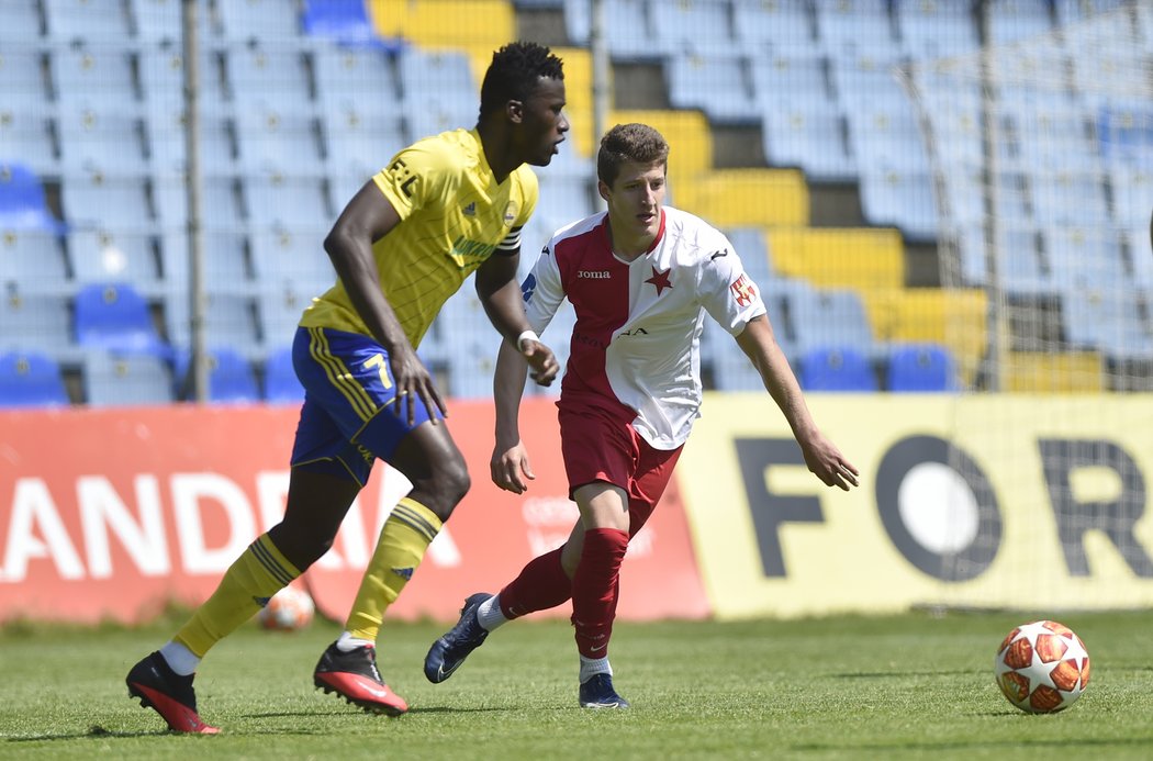 Cheick Oumar Conde se snaží obejít Ondřeje Berčíka