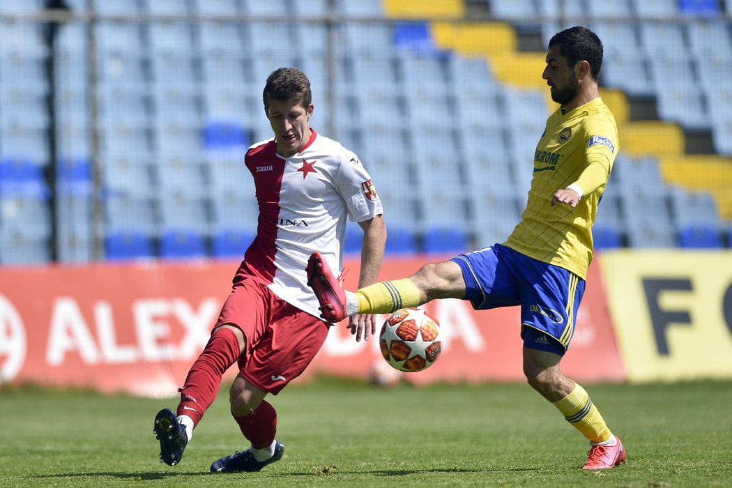 Ondřej Berčík a Vachtang Čanturišvili v souboji o míč