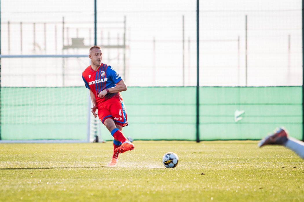 Plzeňský bek Luděk Pernica přihrává míč v přípravném utkání s Heidenheimem