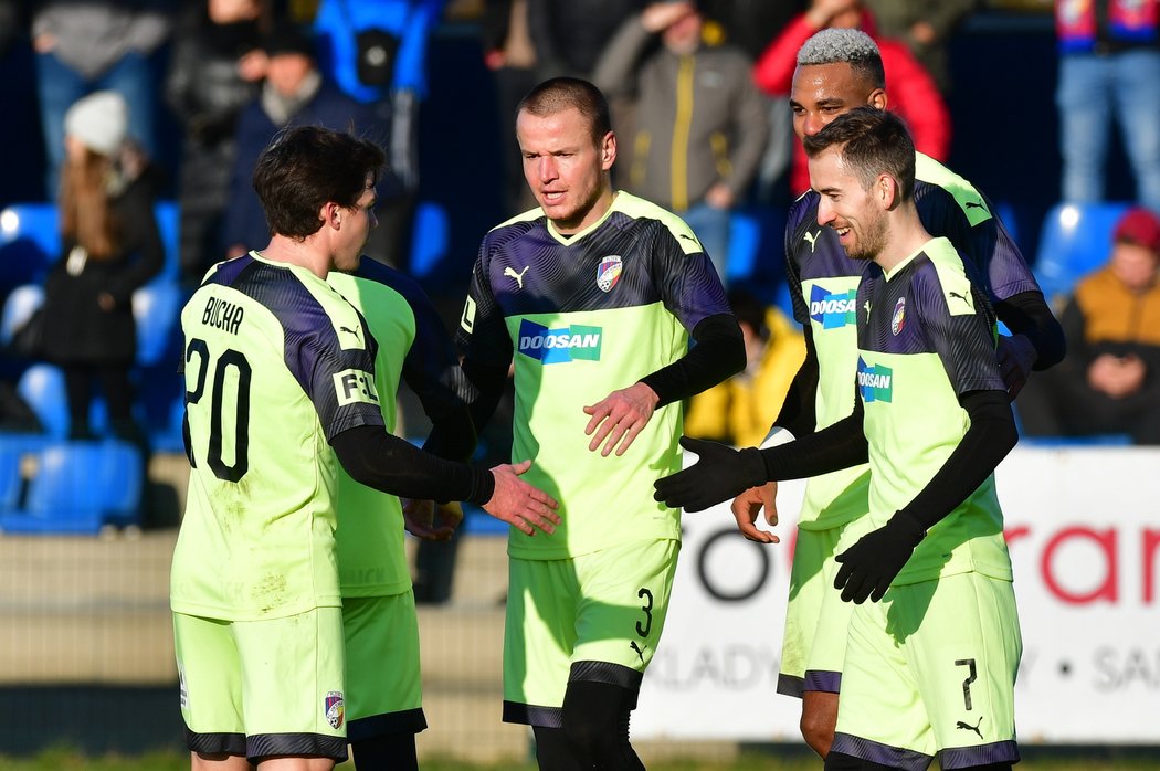 Pavel Bucha, Adam Hloušek, Jean-David Beauguel a Tomáš Hořava slaví jednu z branek do sokolovské sítě