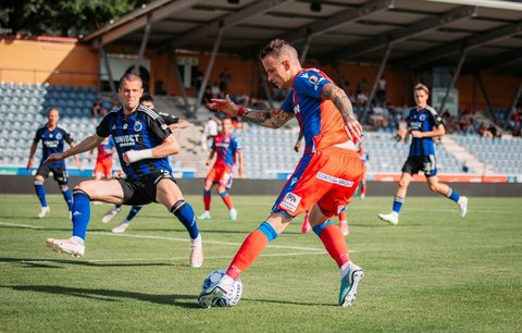 Jan Sýkora z Plzně zasekává míč v přípravném utkání proti FC Kodaň