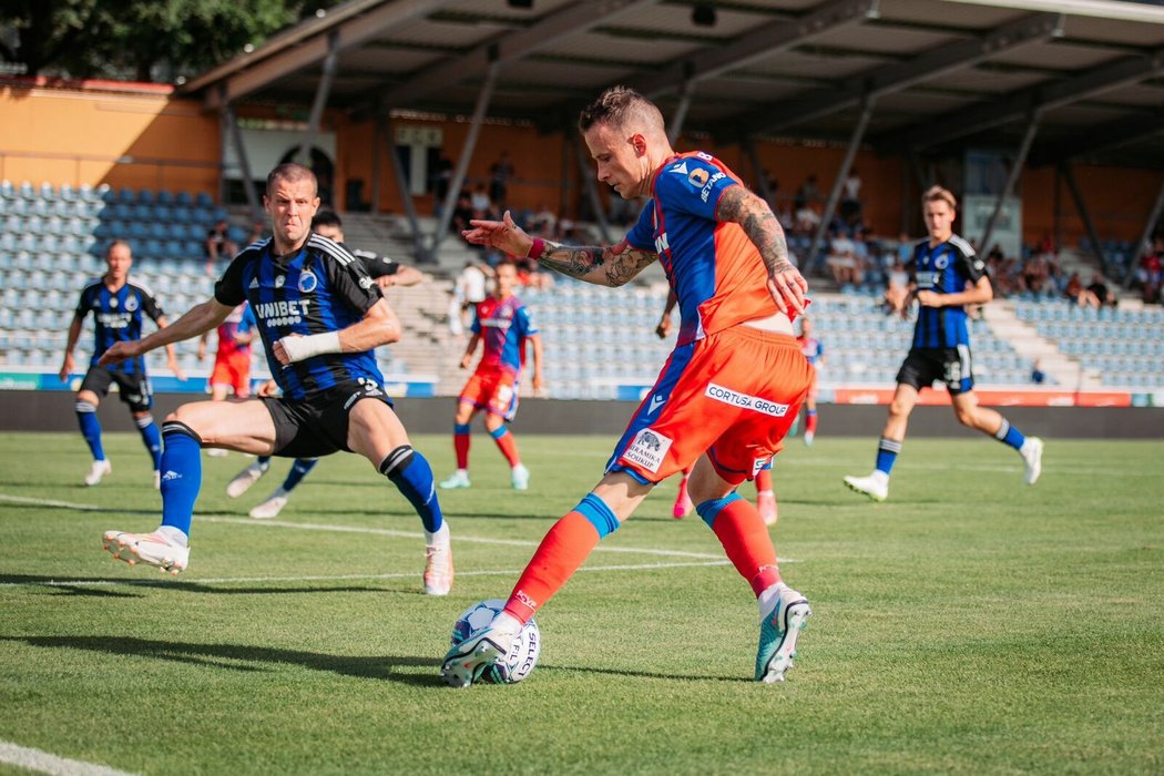 Jan Sýkora z Plzně zasekává míč v přípravném utkání proti FC Kodaň