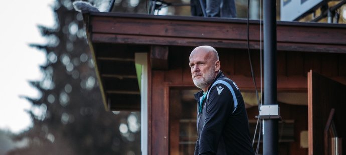 Plzeňský trenér Michal Bílek sleduje utkání proti St. Truidenu