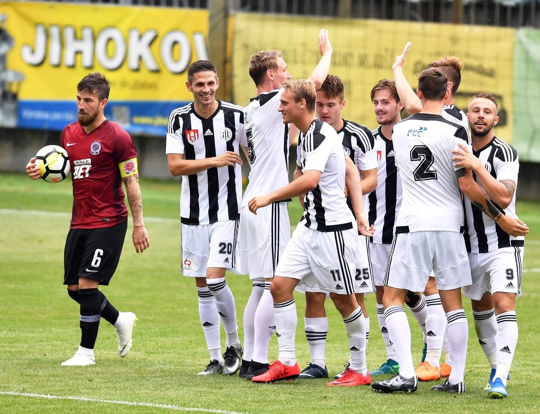 Fotbalisté Českých Budějovic se radují z druhé branky v přípravném utkání proti Spartě, kterou vstřelil Lukáš Pouček