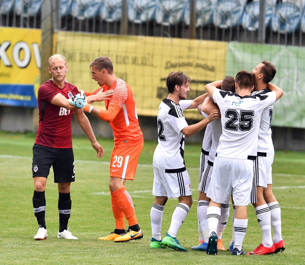 Sparťanský brankář Milan Heča utěšuje obránce Semiha Kayu, po jehož chybě vystřelil Lukáš Pouček výhru Českých Budějovic