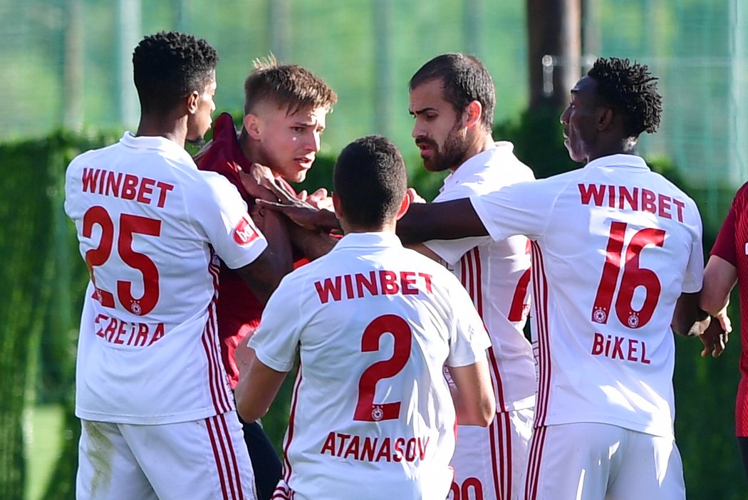 V duelu proti CSKA Sofia se hýřily emoce, jedním z hlavních terčů Bulharů byl sparťanský záložník Martin Frýdek