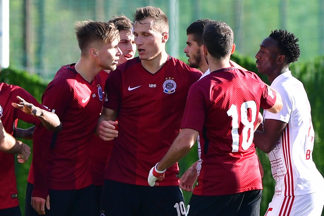 Sparťanští fotbalisté Martin Frýdek, Lukáš Štetina a Alexandru Chipciu se v přípravném duelu proti CSKA Sofia dostali do konfliktu se soupeři