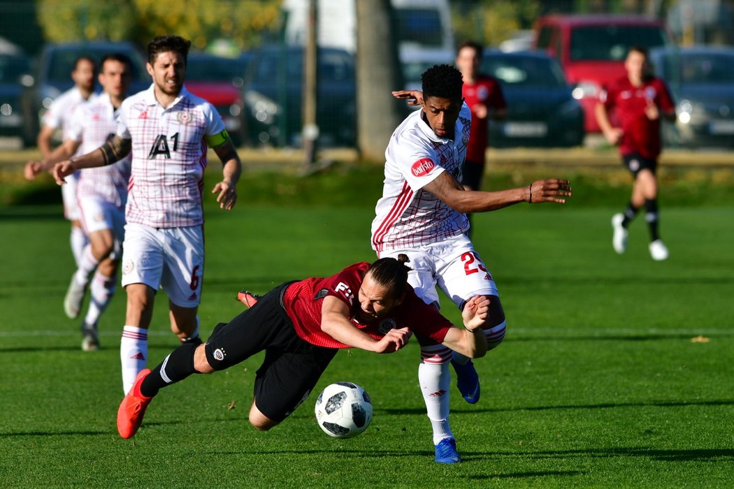 Sparťanský útočník Matěj Pulkrab padá v souboji s jedním z hráčů CSKA Sofia