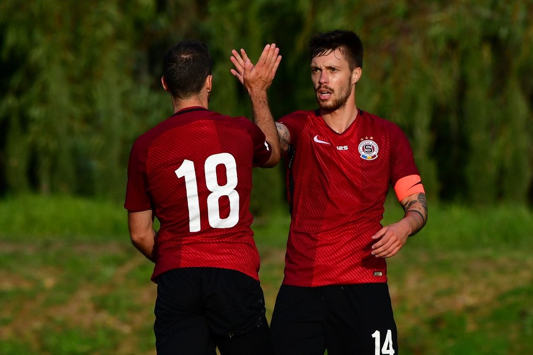 Sparťanští fotbalisté Václav Kadlec a Alexandru Chipciu se radují z gólu v přípravném utkání proti CSKA Sofia