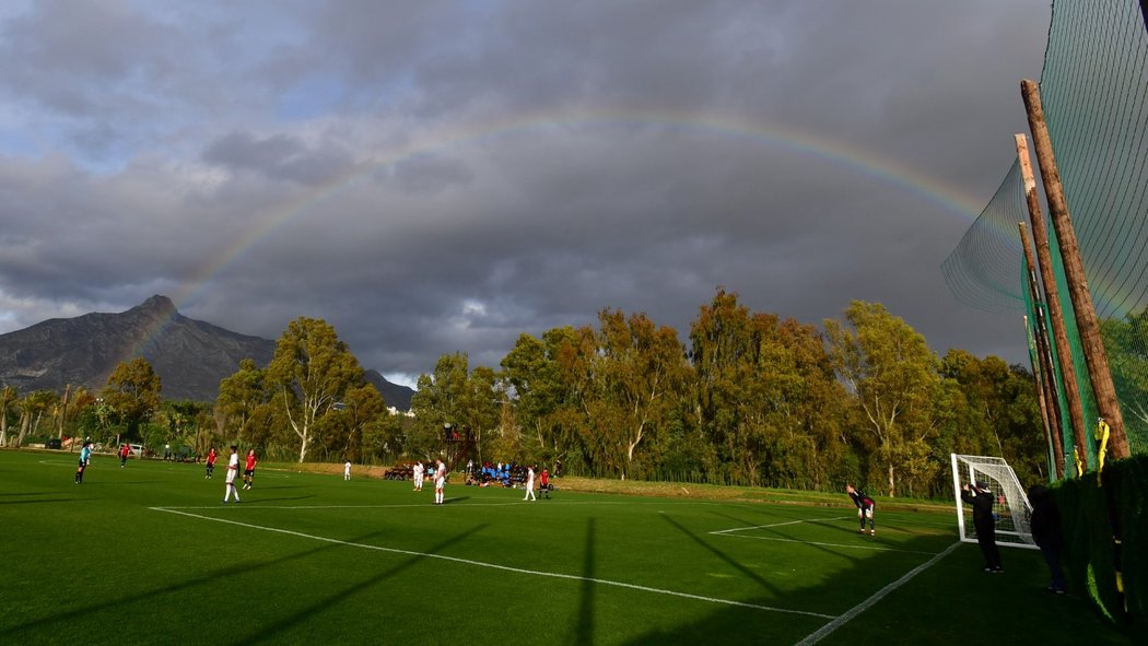 Přípravné utkání Sparty s CSKA Sofia doprovázela i bouřka, společně se sluncem se pak vytvořila pěkná duha