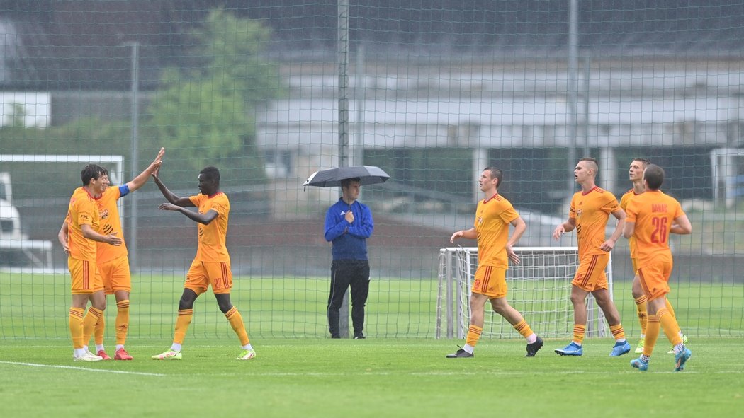 Fotbalisté Dukly se radují z gólu v přípravě proti Spartě