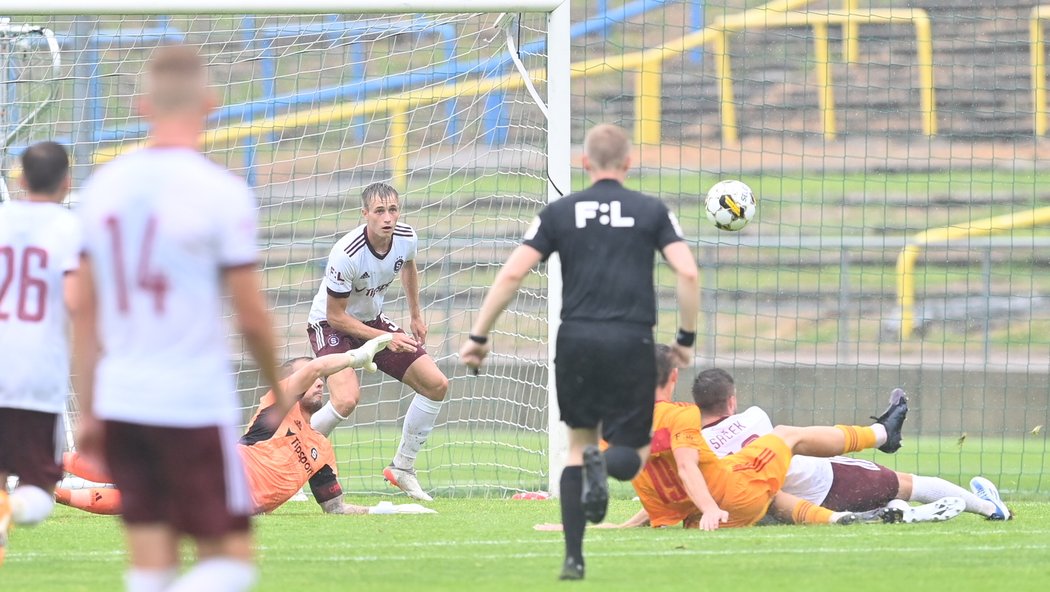 Závar Dukly před brankou Sparty, v ní vše jistí Matěj Ryneš