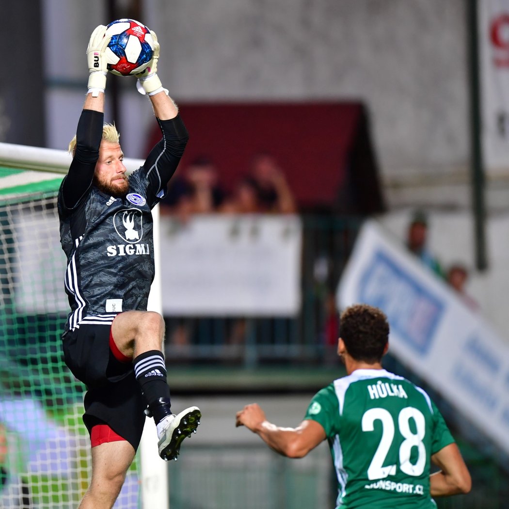 Olomoucký brankář Michal Reichl chytá centr v utkání s Bohemians