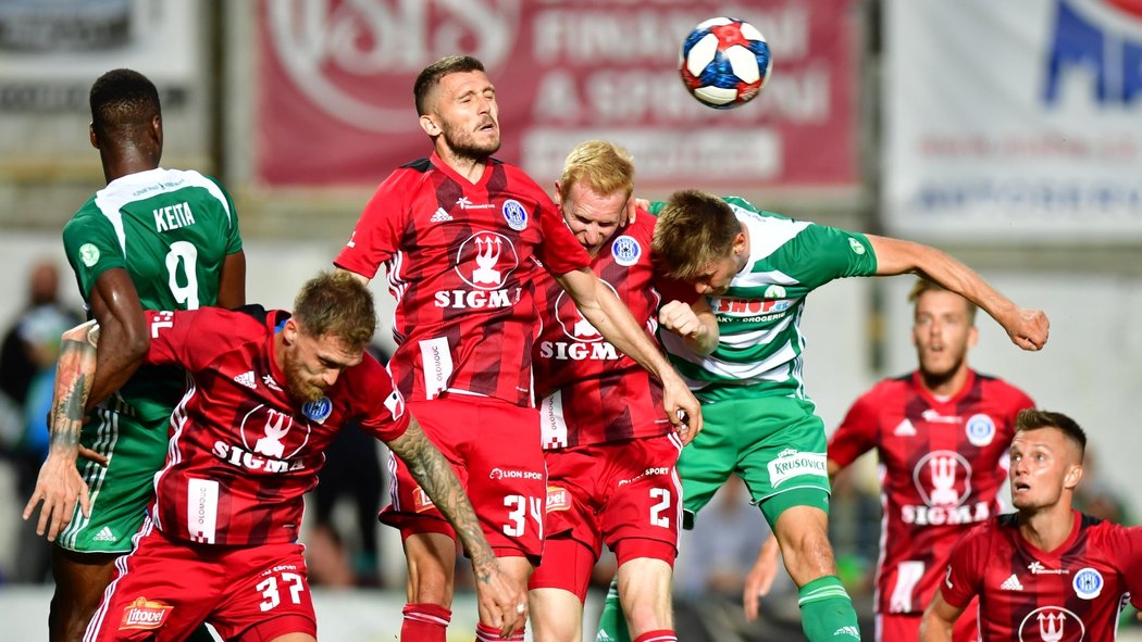 Nepřehledná situace v utkání Bohemians - Olomouc