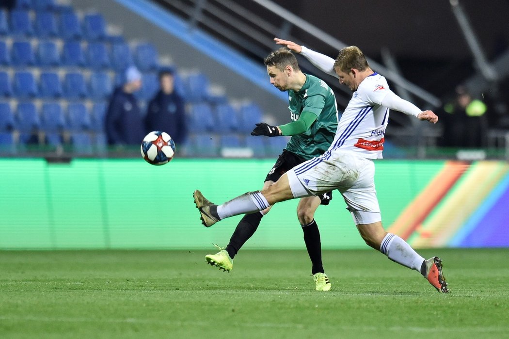 Kasper Hämäläinen (vlevo) a Michal Hubínek (vpravo) během souboje o míč