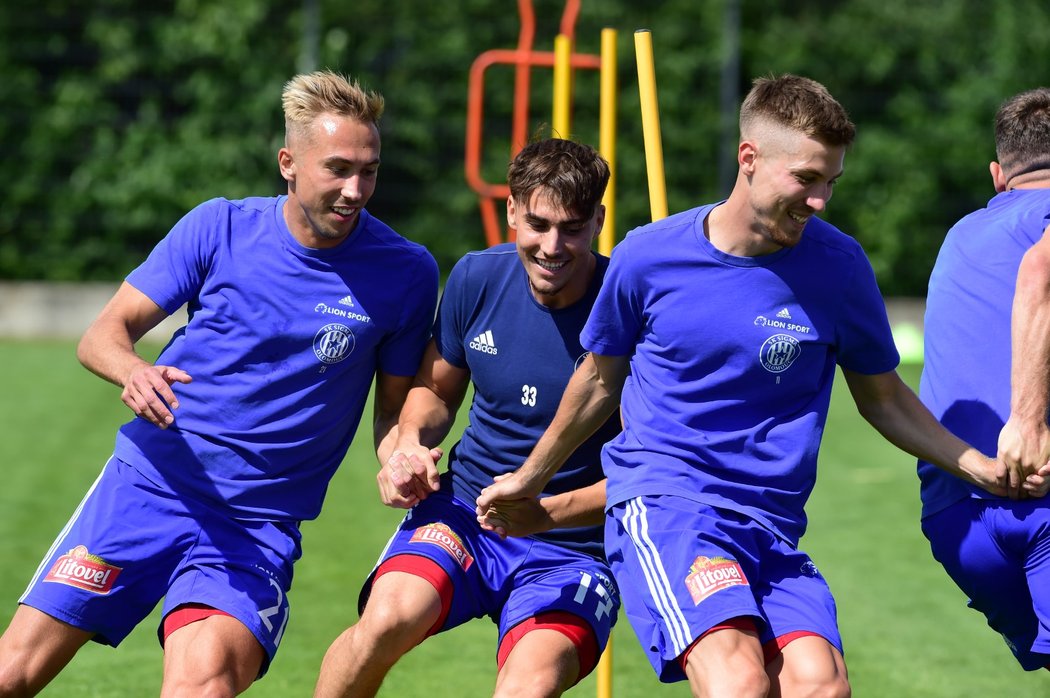 Olomoučtí fotbalisté během letní přípravy, vlevo nová tvář - Denis Ventúra