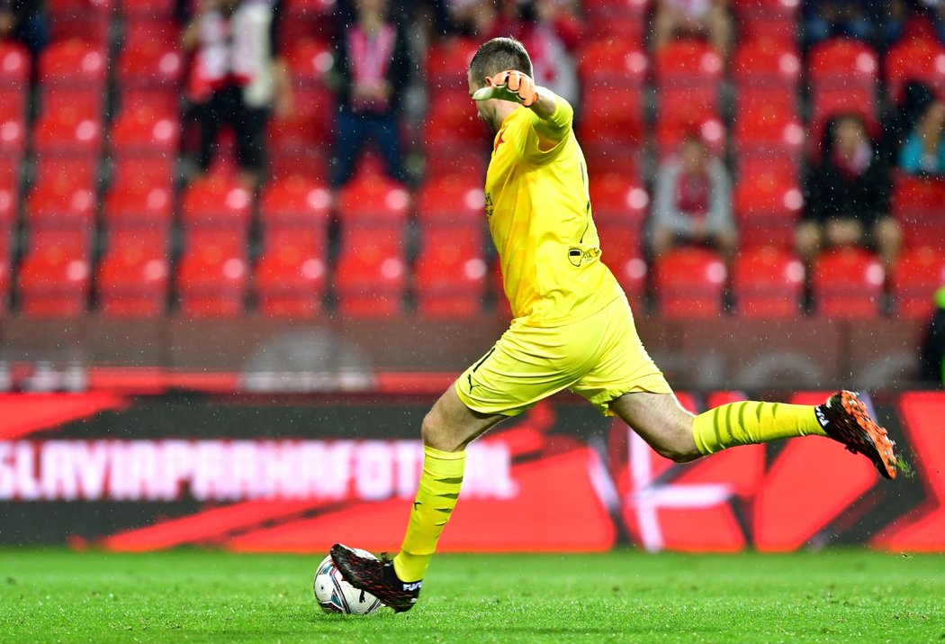 Ondřej Kolář kope penaltu v zápase s Příbramí