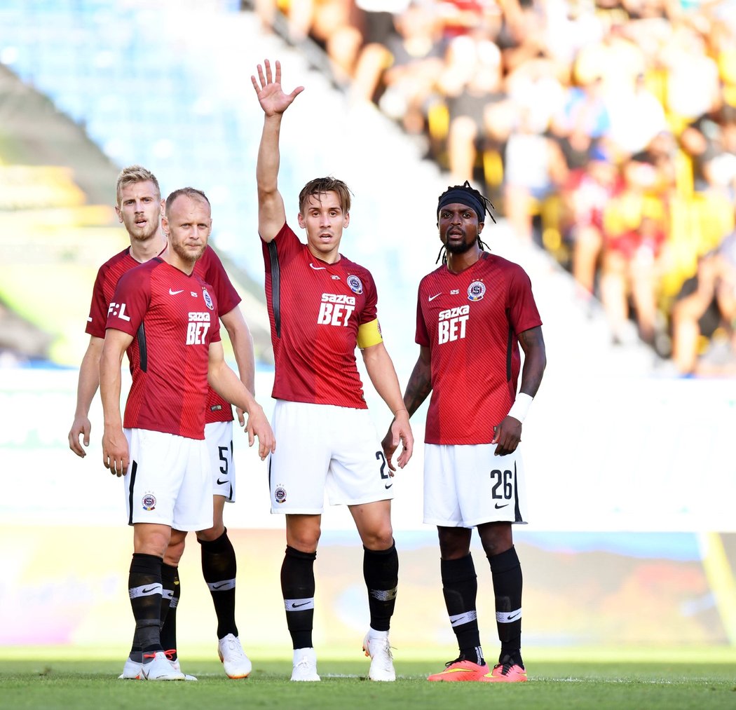 Sparťané Uroš Radakovič (zleva) Semih Kaya, Josef Šural a Nhamoinesu Costa během utkání v Teplicích