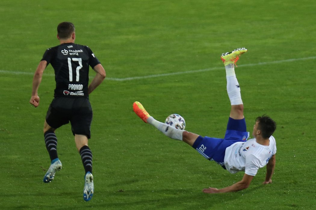 Jakub Pokorný z Baníku Ostrava padá k zemi během souboje o míč se slavistou Lukášem Provodem