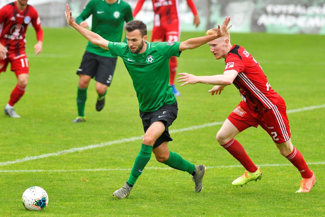 Lukáš Pazdera z Příbrami se snaží získat balon dřív než olomoucký soupeř Václav Jemelka