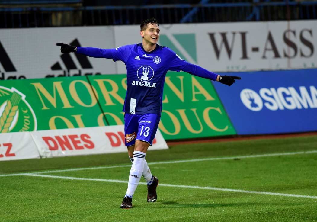 Mojmír Chytil oslavuje vstřelenou branku Sigmy v duelu s Jabloncem