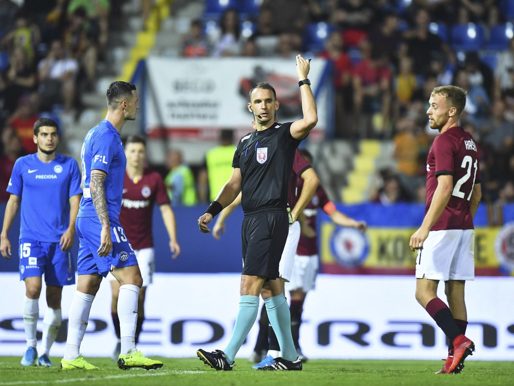 Rozhodčí Pavel Julínek přisoudil po konzultaci s VAR Liberci pokutový kop