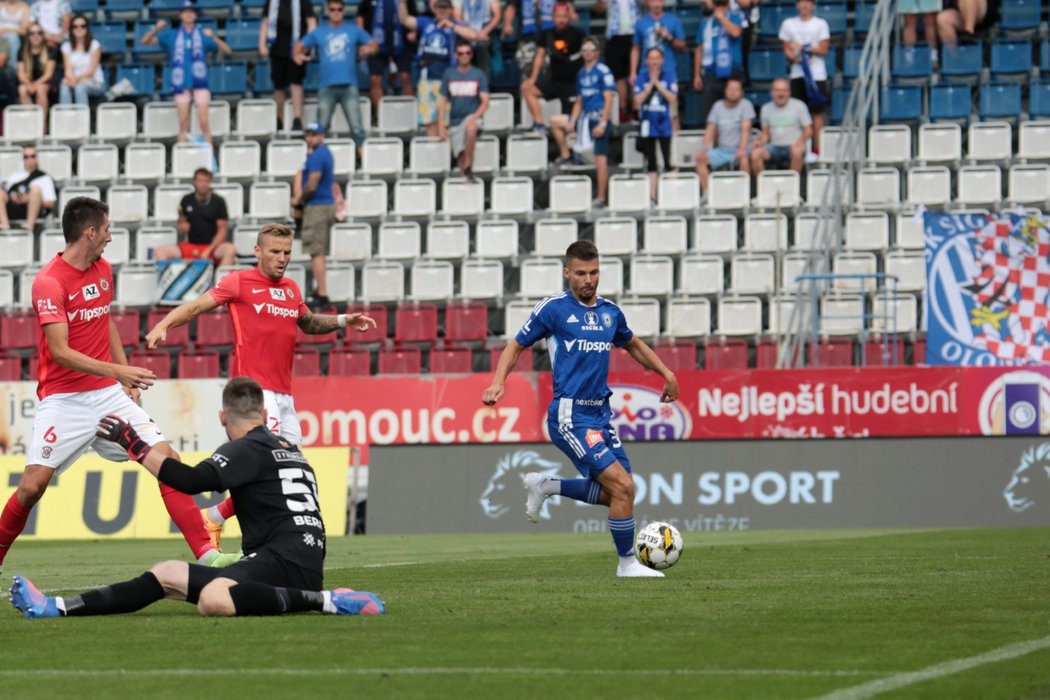 Zleva brankář Martin Berkovec z Brna, brankář Martin Berkovec z Brna, Matěj Hrabina z Brna a Jan Navrátil z Olomouce (vpravo)